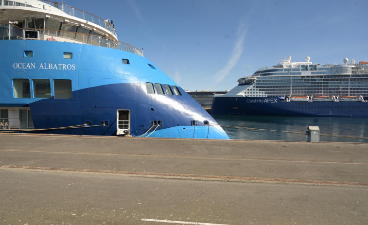 El 'Ocean Albatross' atraca en A Coruña