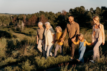 Familia feliz tiro completo naturaleza 23 2149049206