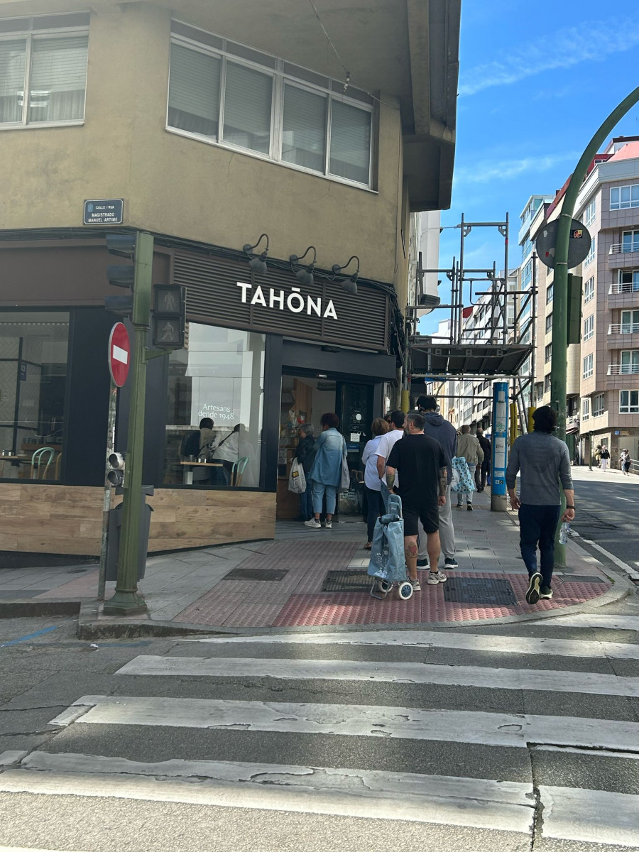 Caos en los comercios y bares de la A Coruña: clientes sin pagar, sin poder bajar la verja y con miedo a robos