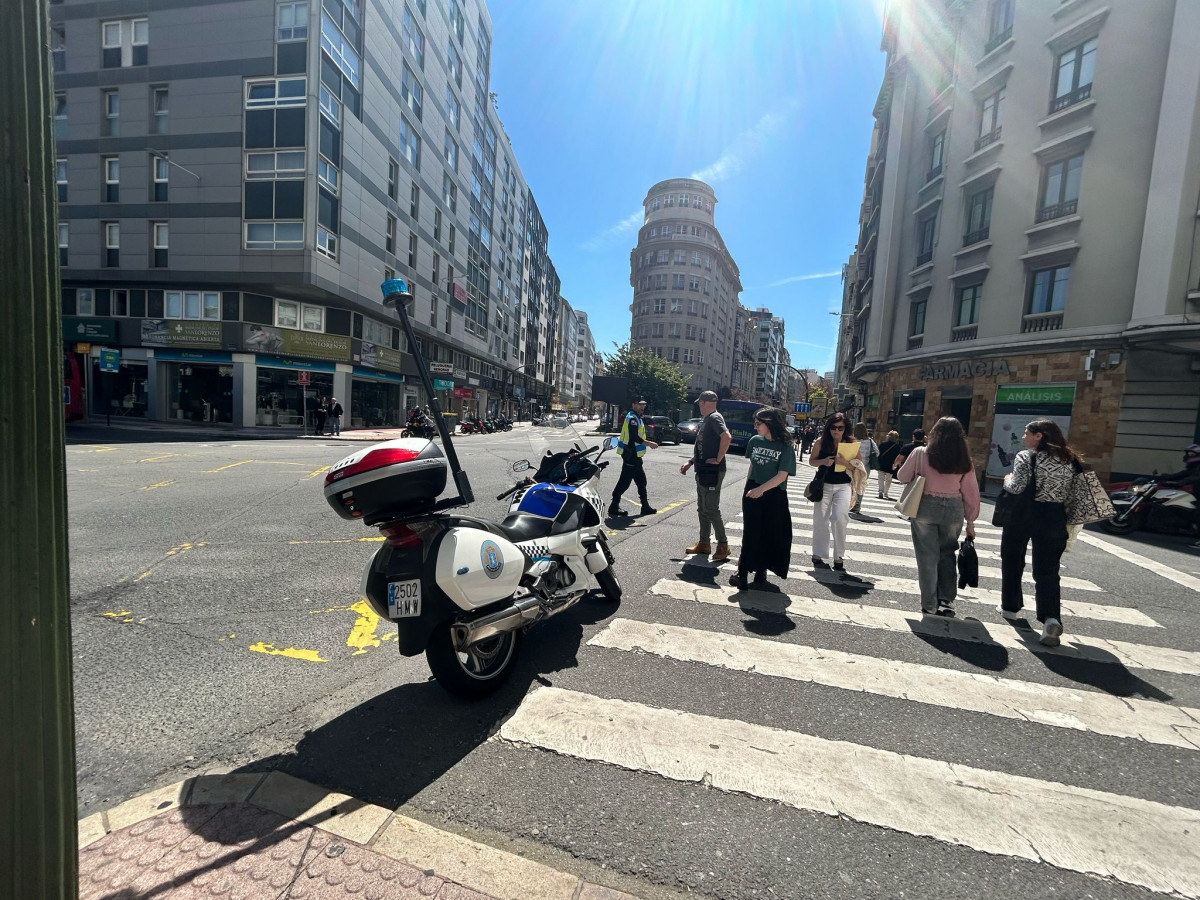 Agentes regulando el tráfico