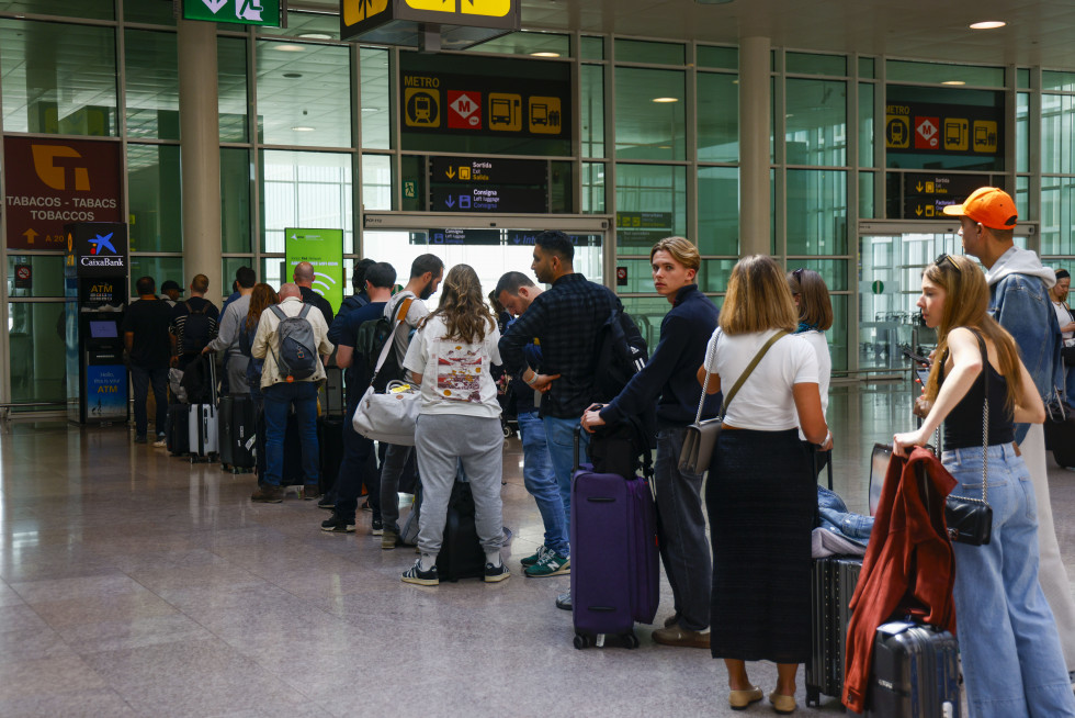 BARCELONA, 28/04/2025.- Grupos de personas esperan para sacar dinero en el aeropuerto de Barcelona este lunes, durante el apagón en la ciudad condal. El suministro eléctrico se está recuperando ya 