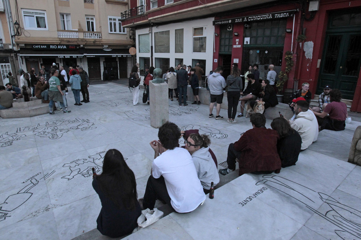 La plaza del Humor, llena por la tarde, de gente que se echó a la calle tras el apagón /Quintana