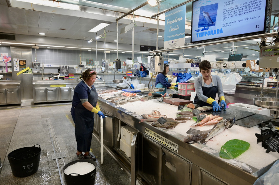 Los mercados de A Coruña se resienten del apagón: "Las casas están llenas de comida"