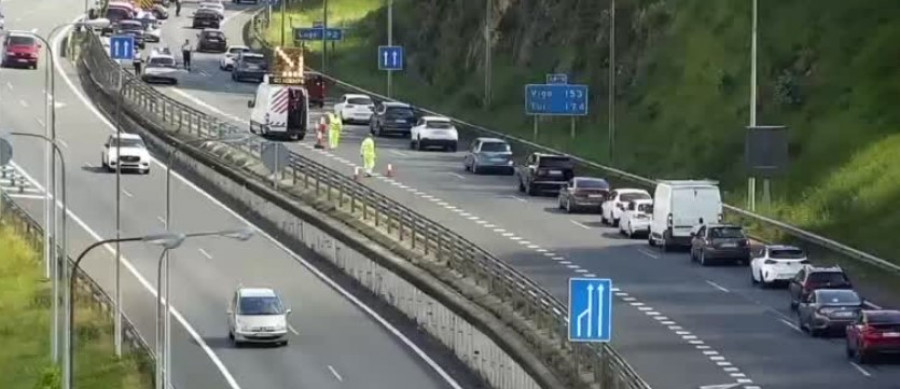 Un conductor vuelca en la AP-9 y atasca la salida de A Coruña