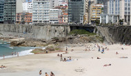 Los coruñeses vuelven a la playa antes de la tormenta