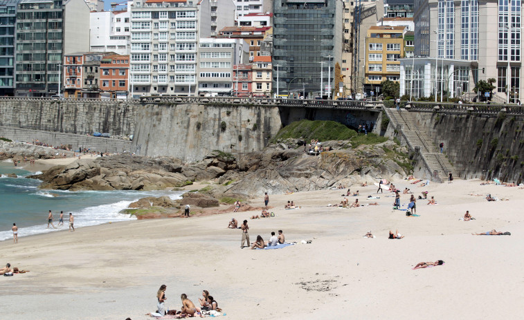 Los coruñeses vuelven a la playa antes de la tormenta