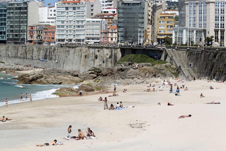Los coruñeses vuelven a la playa antes de la tormenta