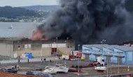 Alarma por un incendio en una nave del Puerto de Sada