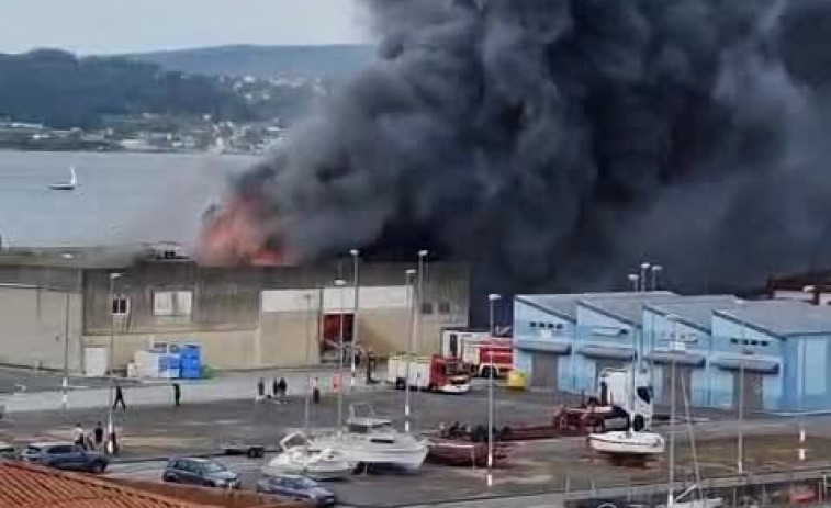 Alarma por un incendio en una nave del Puerto de Sada