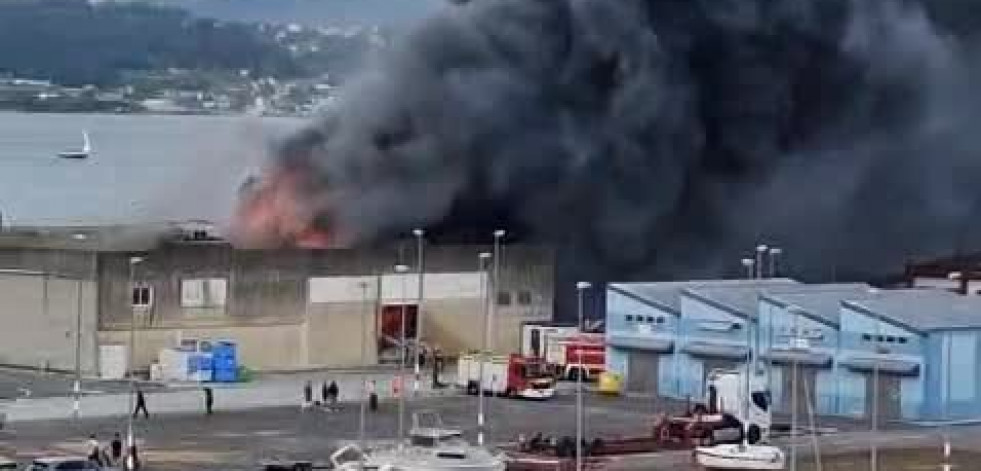Alarma por un incendio en una nave del Puerto de Sada