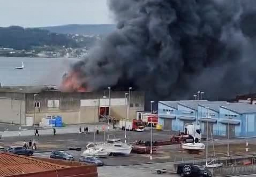 Alarma por un incendio en una nave del Puerto de Sada