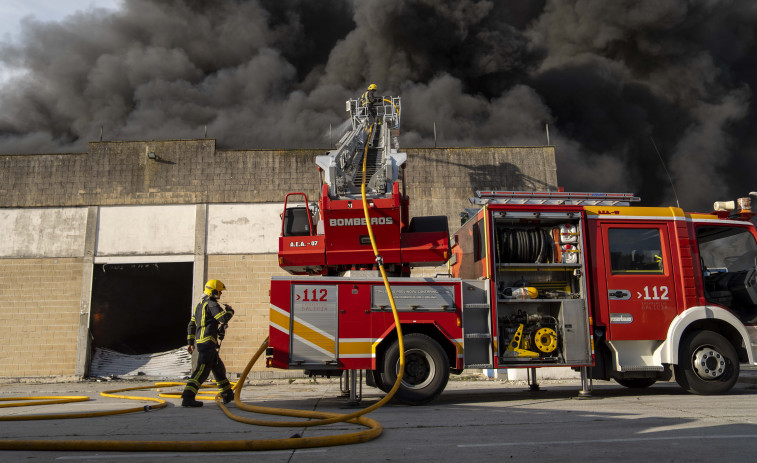 Las imágenes del incendio en una nave del Puerto de Sada