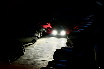 Apagón A Coruña, un coche ilumina la calle (3)