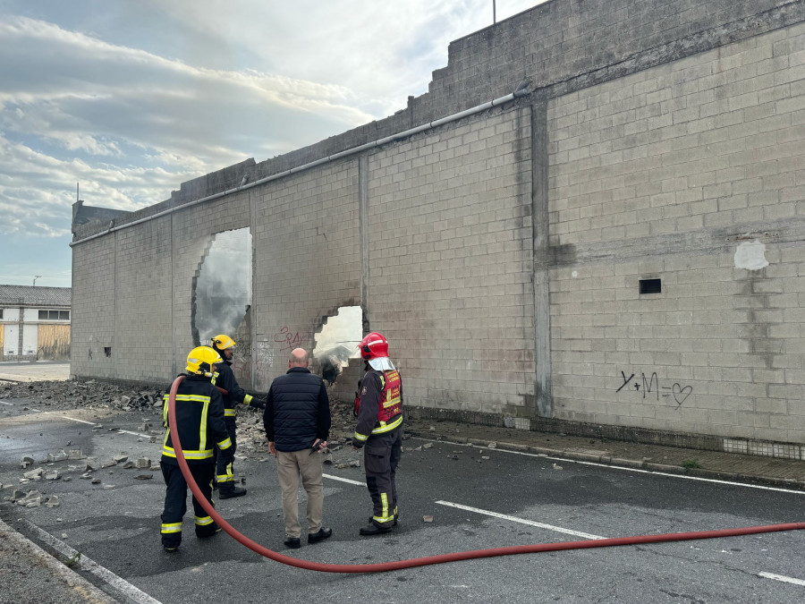 Los servicios de emergencia dan por controlado el incendio del Puerto de Sada