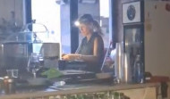 El bar de A Coruña que sólo necesitó un casco de runner y el altavoz de andar por casa