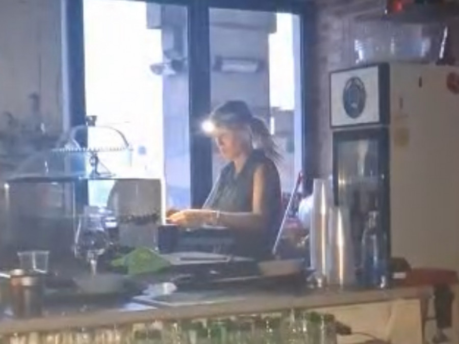 El bar de A Coruña que sólo necesitó un casco de runner y el altavoz de andar por casa