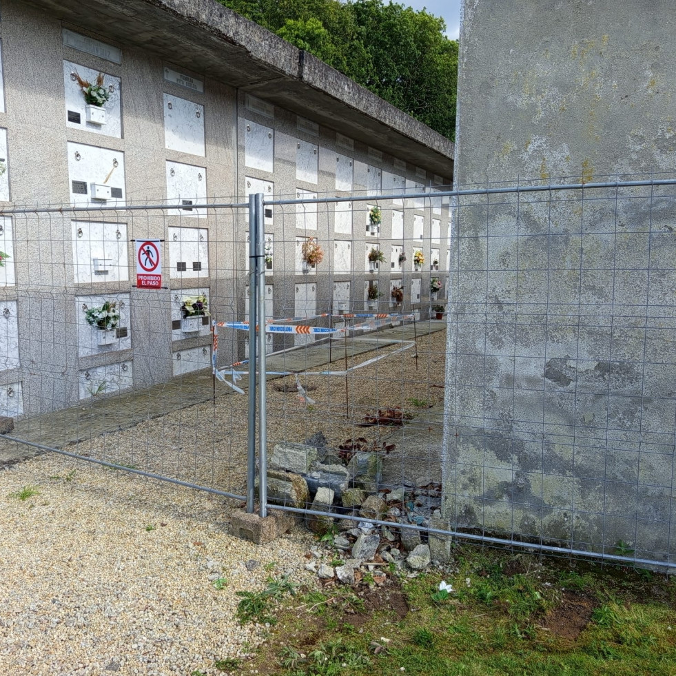 El Arzobispado cierra la zona de panteones del cementerio de Bergondo ante el peligro de derrumbes