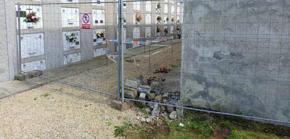 El Arzobispado cierra la zona de panteones del cementerio de Bergondo ante el peligro de derrumbes