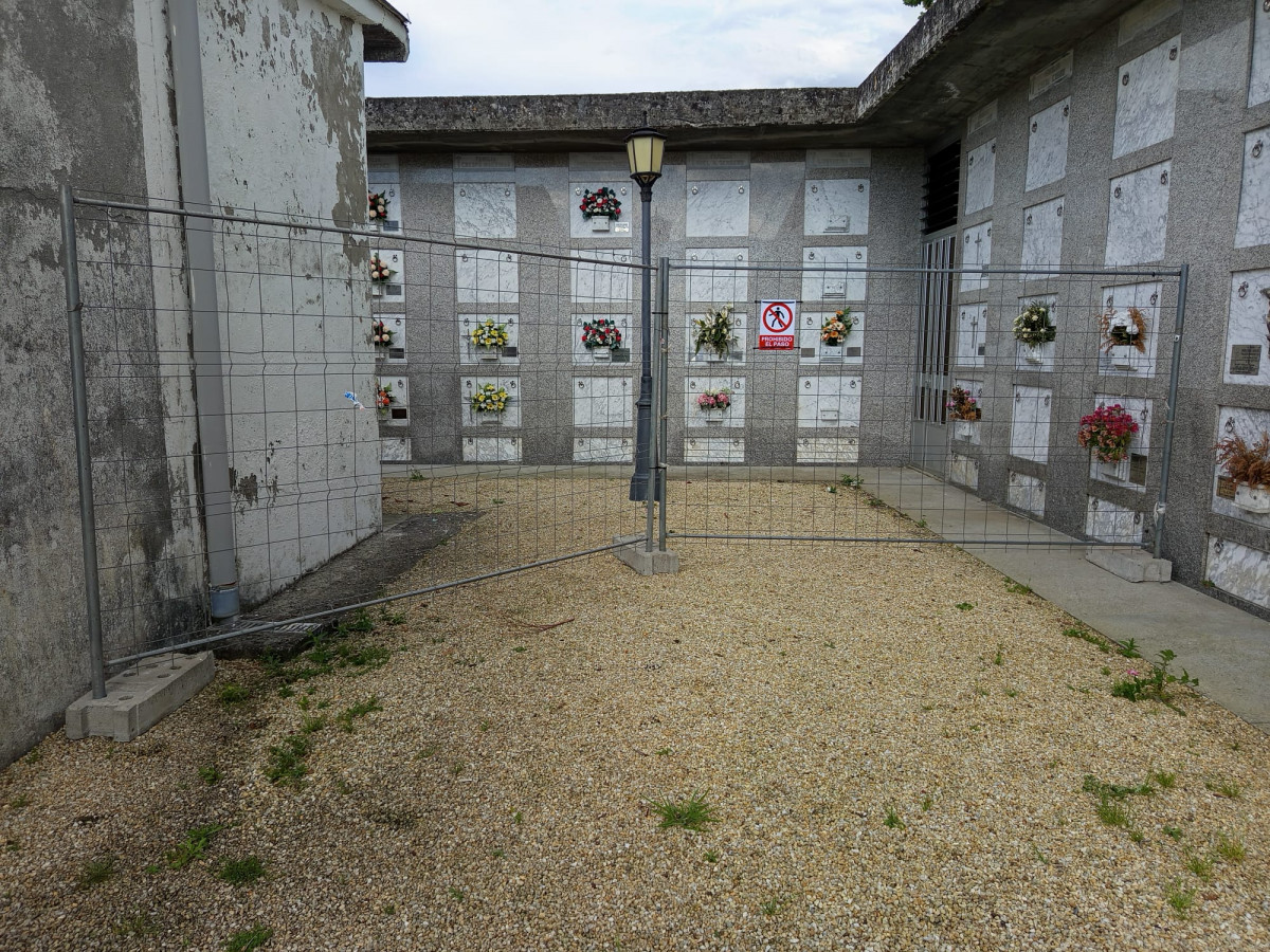 Zona de panteones cerrada en el cementerio de Bergondo (1)
