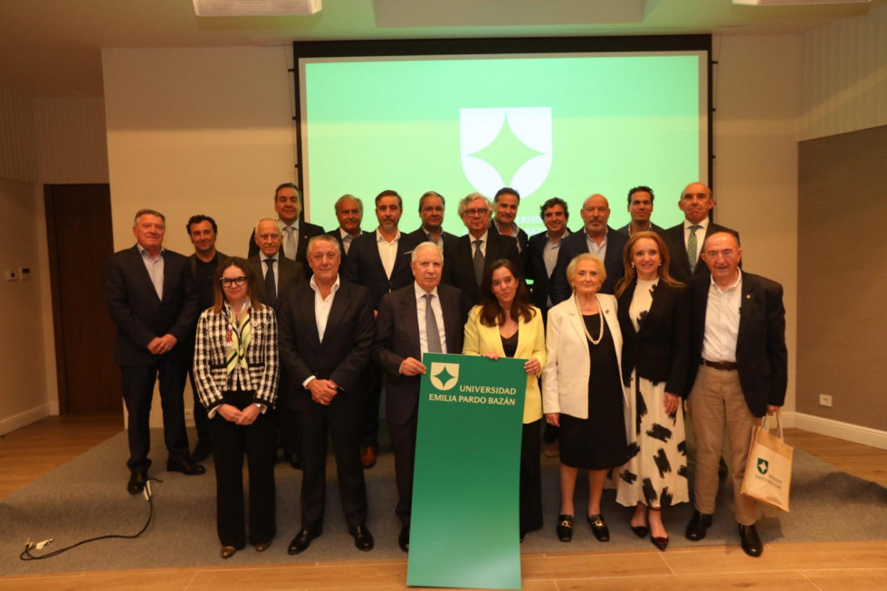 La alcaldesa, ayer, con los promotores del proyecto, durante la presentación