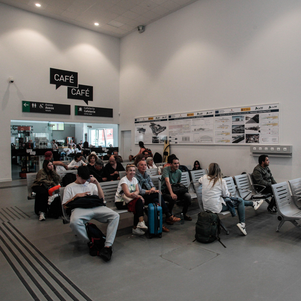 La estación de tren provisional de A Coruña, colapsada por los incendios de Ourense