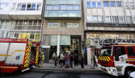 Un incendio en Juana de Vega obliga a cortar parte de la calle