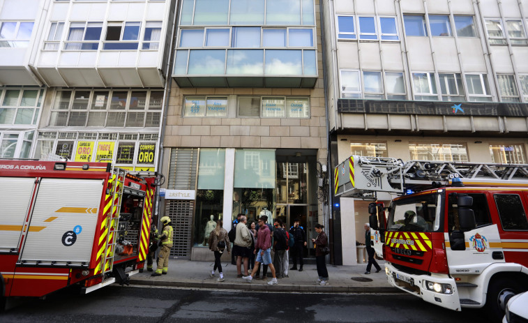 Un incendio en Juana de Vega obliga a cortar parte de la calle