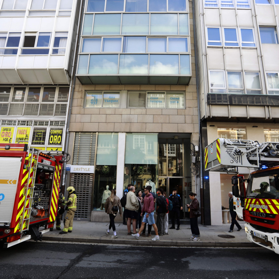 Un incendio en Juana de Vega obliga a cortar parte de la calle