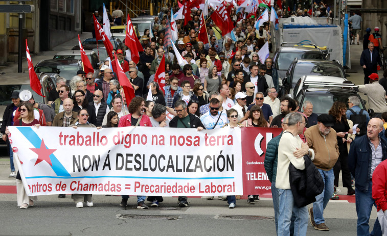 Banderas de todos los colores ondean en A Coruña por el 1 de mayo