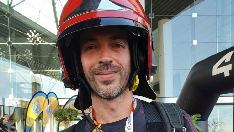Adalberto Robles, traballador do Servizo Municipal de Emerxencias, participou recentemente na 'Subida Vertical Gran Hotel Bali' acadando a 24ª posición na categoría de bombeiros. A proba consistía