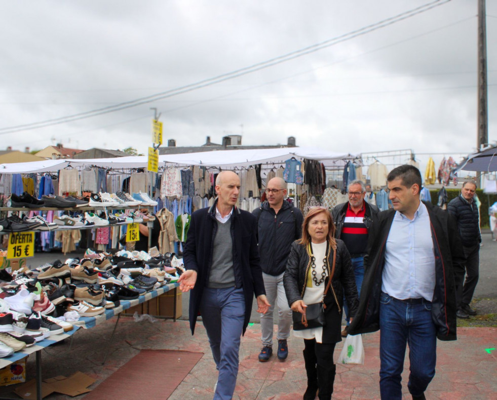 Visita del director xeral de Comercio a la feria de Curtis (1)