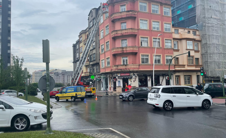 Los bomberos intervienen en una fachada de la avenida del Ferrocarril en A Coruña