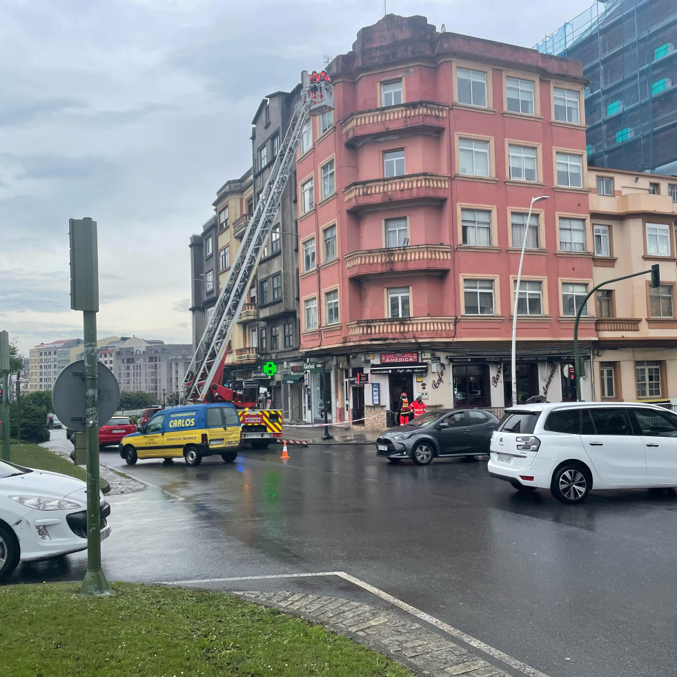 Los bomberos intervienen en una fachada de la avenida del Ferrocarril en A Coruña