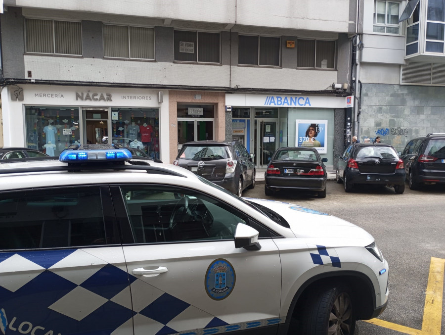 Atracan una sucursal de Abanca en el barrio de Os Castros