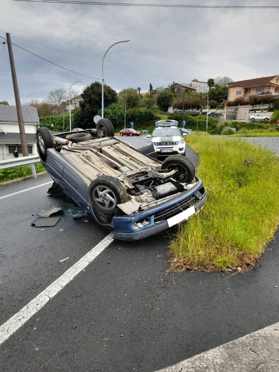 Una herida en Paderne tras volcar con su coche