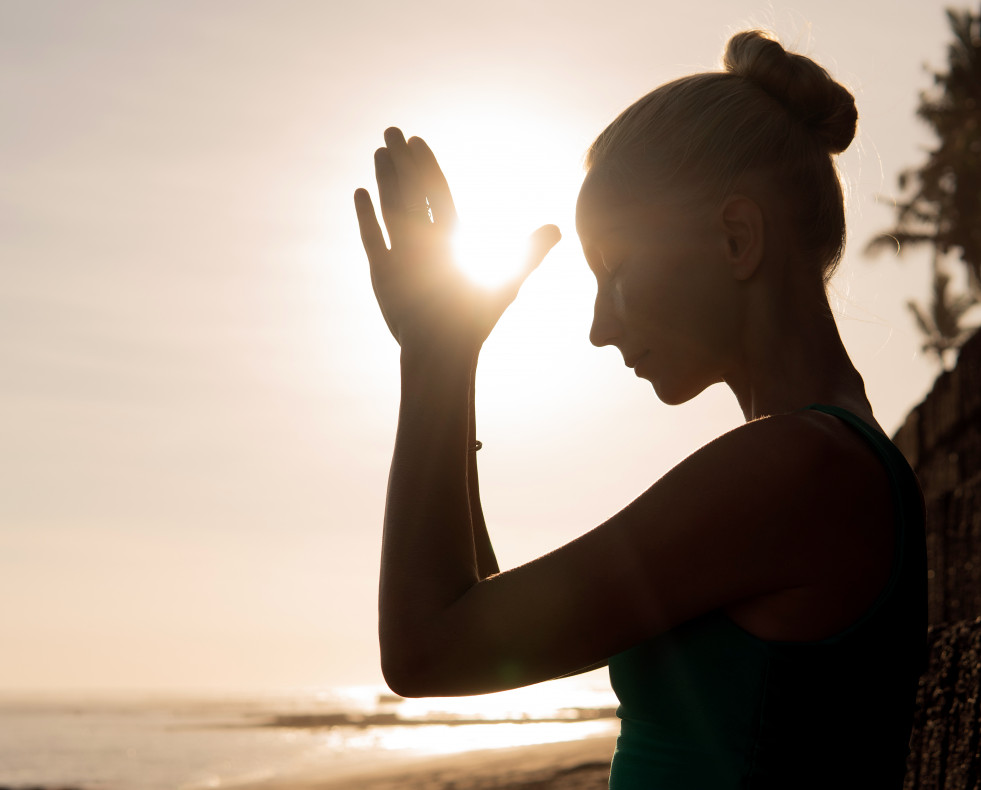 Bella mujer meditando al aire libre