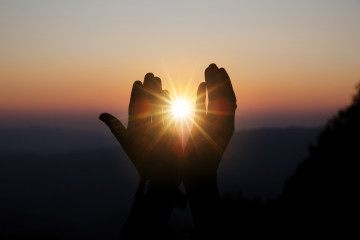 La oracion espiritual entrega el brillo del sol con una hermosa puesta de sol borrosa