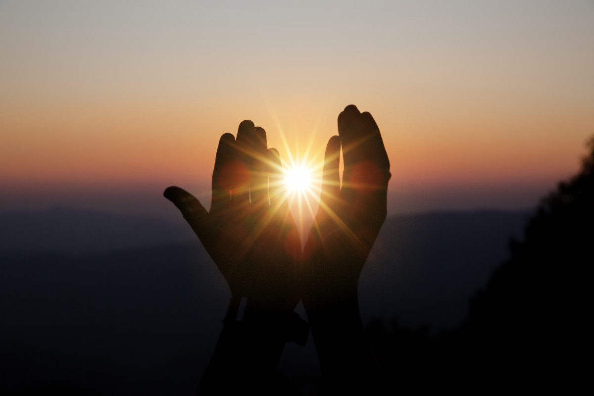 La oracion espiritual entrega el brillo del sol con una hermosa puesta de sol borrosa