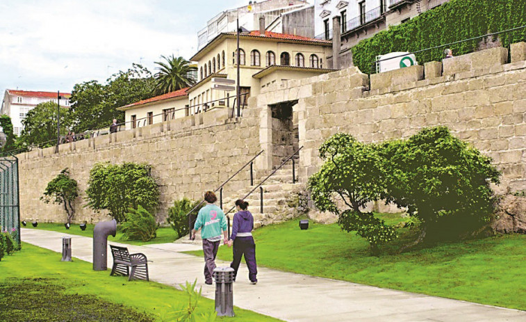 Hace 25 años | Concluyen las obras del paseo que bordea las murallas junto a La Solana