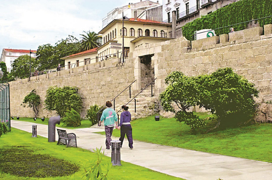 Hace 25 años | Concluyen las obras del paseo que bordea las murallas junto a La Solana