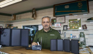El apagón dispara las ventas de aparatos como radios o placas solares: “La gente le ha visto las orejas al lobo”
