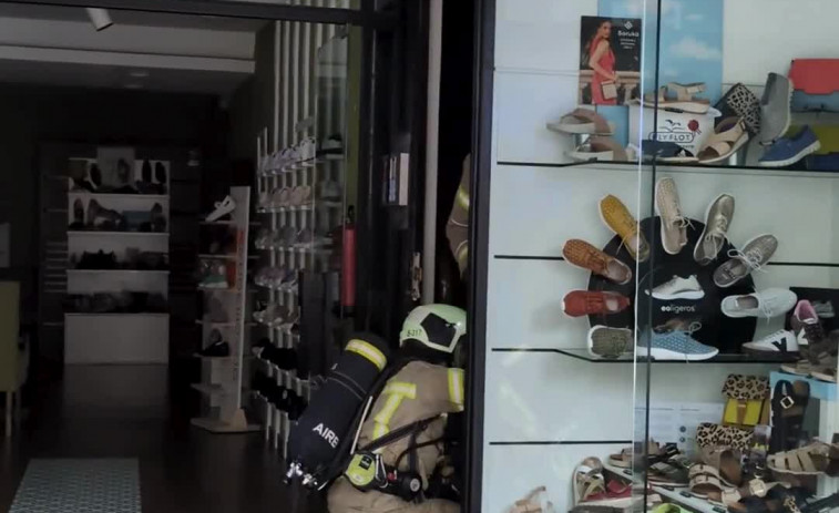 Despliegue de los Bomberos de A Coruña en San Andrés por el humo que salía de una zapatería