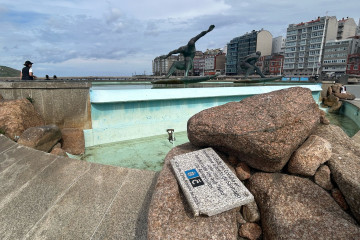 Vandalizan la estatua de Antón de Santiago en A Coruña (2)