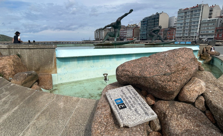 Arrancan en A Coruña la placa que homenajea a Antón de Santiago, figura emblemática del Carnaval