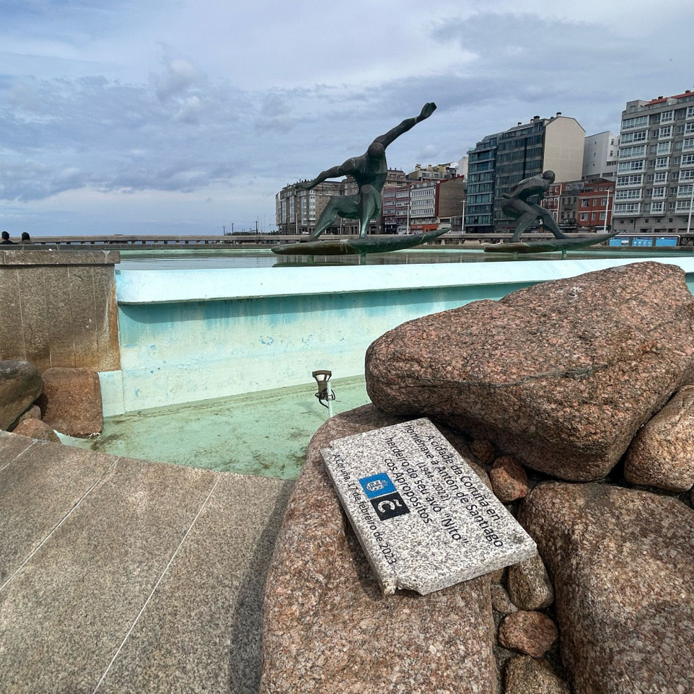 Arrancan en A Coruña la placa que homenajeaba a Antón de Santiago, figura emblemática del Carnaval
