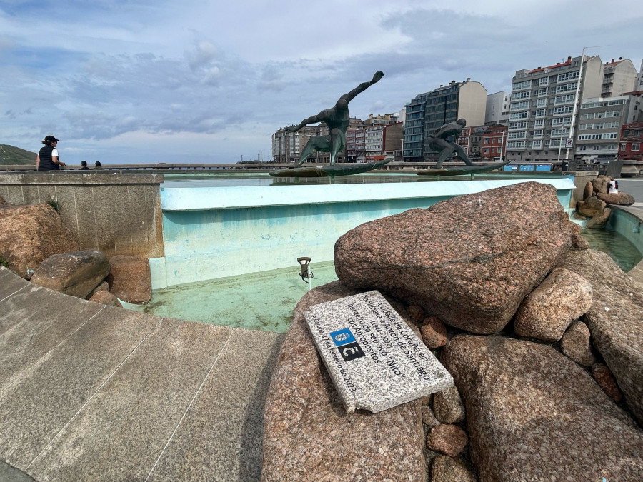 Arrancan en A Coruña la placa que homenajea a Antón de Santiago, figura emblemática del Carnaval