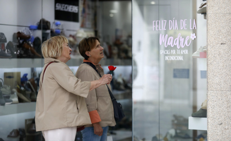 Las compras del Día de la Madre, a última hora en A Coruña: el apagón y el festivo confunden a la gente