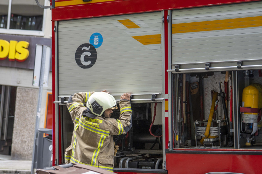Dos coches mal aparcados retrasan la llegada de los Bomberos de A Coruña a un incendio