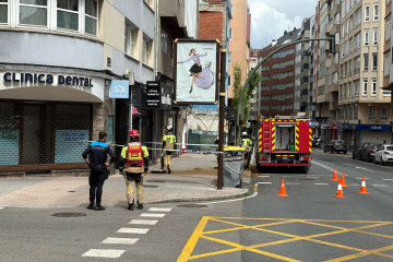 Un coche se empotra contra un local comercial en la avenida de Finisterre  (4)