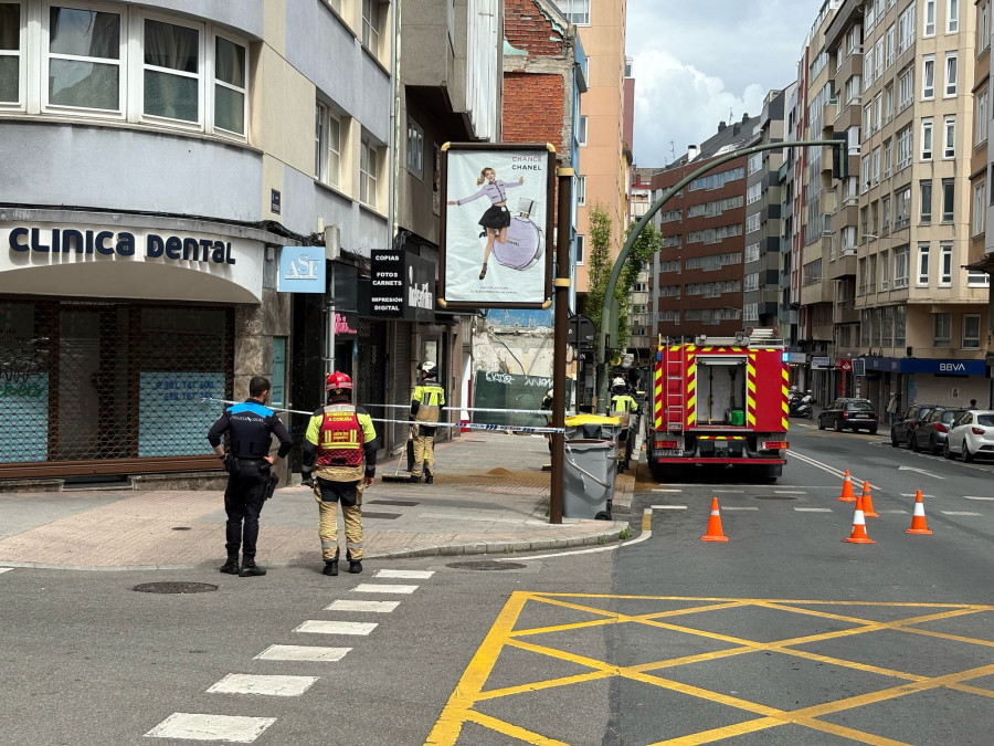 Un coche se empotra contra el portal de un edificio de A Coruña
